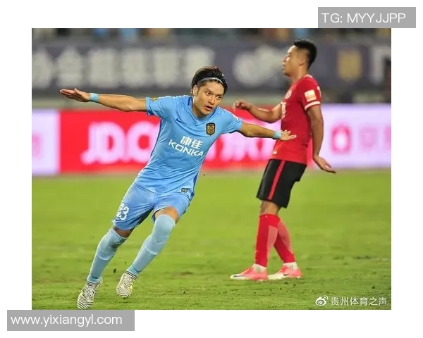 足球明星佩戴头箍的时尚瞬间展现独特个性与运动魅力